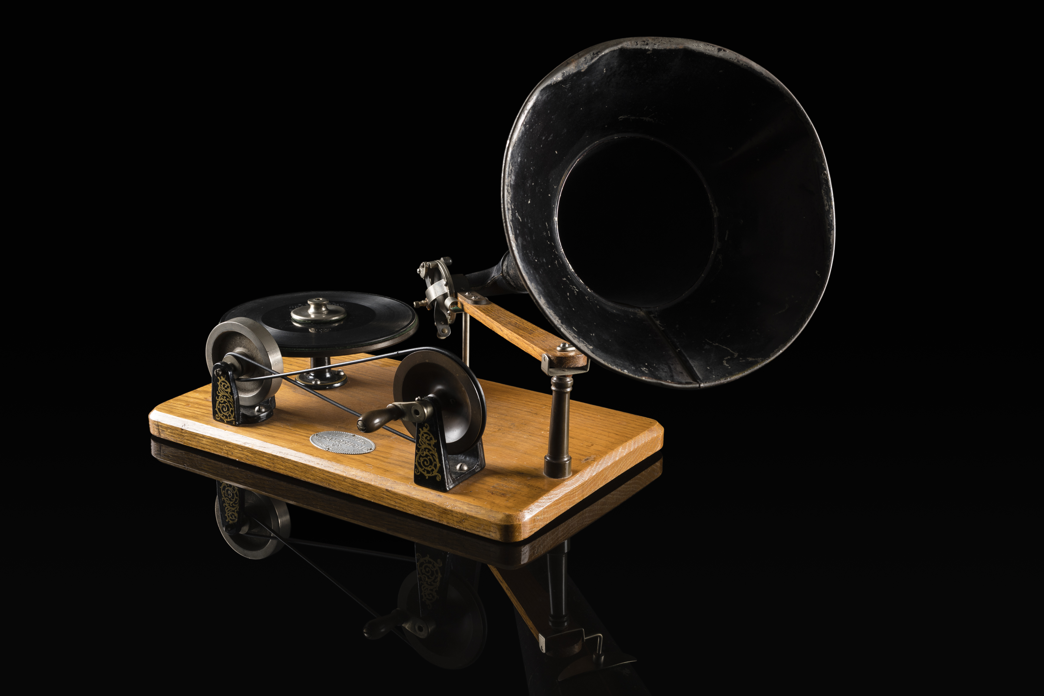 94/57/1-1/1 Gramophone, metal / wood / neoprene, made by Berliner Gramophone Co, USA, 1893-1896.